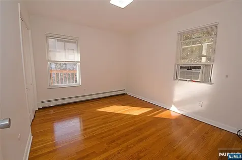 8 Leary Lane Edgewater NJ 07020