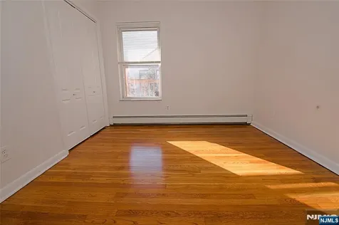 8 Leary Lane Edgewater NJ 07020