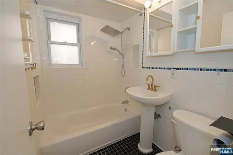 8 Leary Lane Edgewater NJ 07020