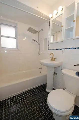 8 Leary Lane Edgewater NJ 07020