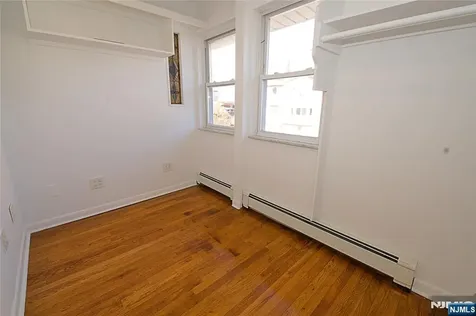 8 Leary Lane Edgewater NJ 07020