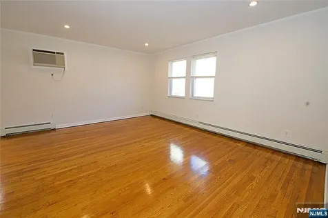 8 Leary Lane Edgewater NJ 07020