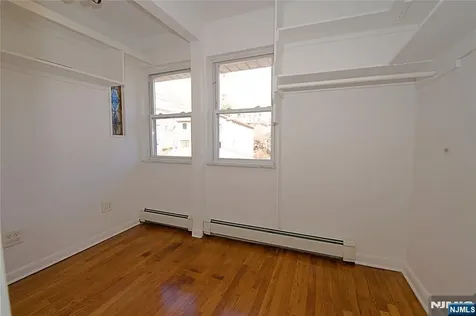 8 Leary Lane Edgewater NJ 07020