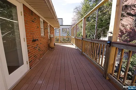 8 Leary Lane Edgewater NJ 07020