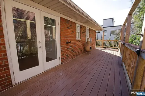8 Leary Lane Edgewater NJ 07020