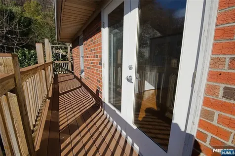 8 Leary Lane Edgewater NJ 07020