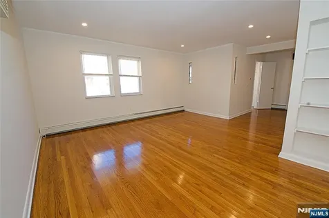 8 Leary Lane Edgewater NJ 07020