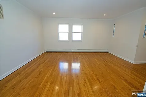 8 Leary Lane Edgewater NJ 07020
