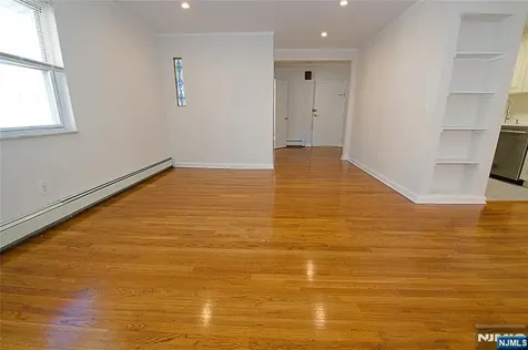 8 Leary Lane Edgewater NJ 07020