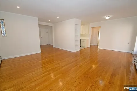 8 Leary Lane Edgewater NJ 07020