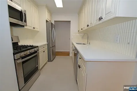 8 Leary Lane Edgewater NJ 07020
