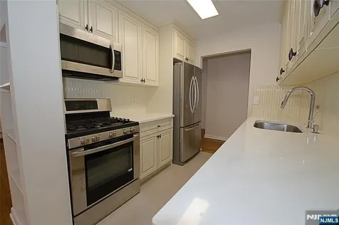 8 Leary Lane Edgewater NJ 07020