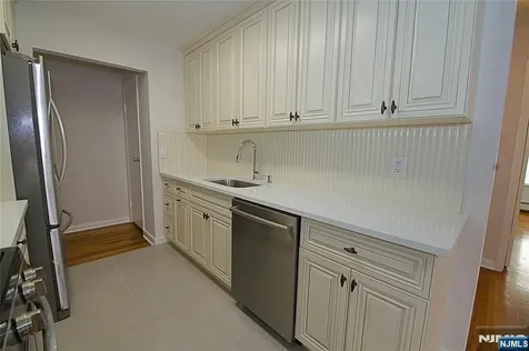 8 Leary Lane Edgewater NJ 07020