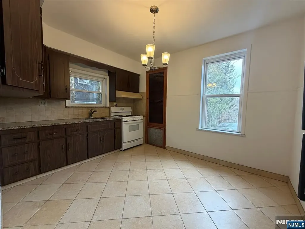 3 Clover Ln #3, Garfield, NJ 07026 | Redfin, image size:1024x768