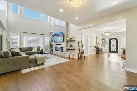 24 Holmes Lane Wayne NJ 07470