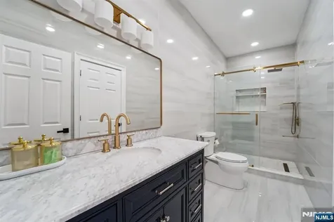 24 Holmes Lane Wayne NJ 07470