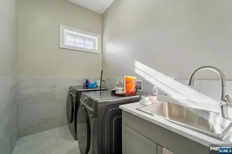 24 Holmes Lane Wayne NJ 07470