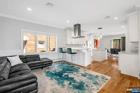 275 14th Palisades Park NJ 07650