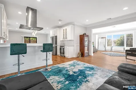 275 14th Palisades Park NJ 07650