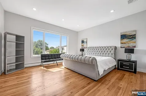 275 14th Palisades Park NJ 07650