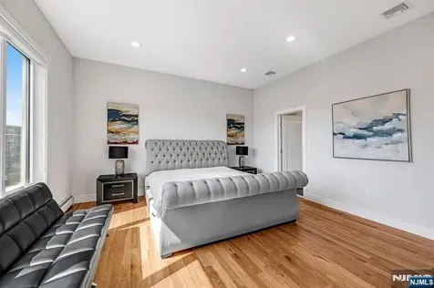 275 14th Palisades Park NJ 07650