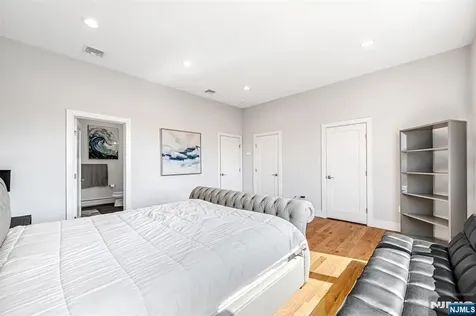 275 14th Palisades Park NJ 07650