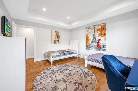 275 14th Palisades Park NJ 07650