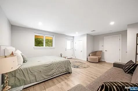 275 14th Palisades Park NJ 07650