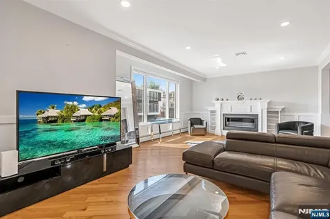 275 14th Palisades Park NJ 07650