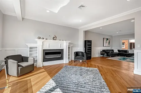 275 14th Palisades Park NJ 07650