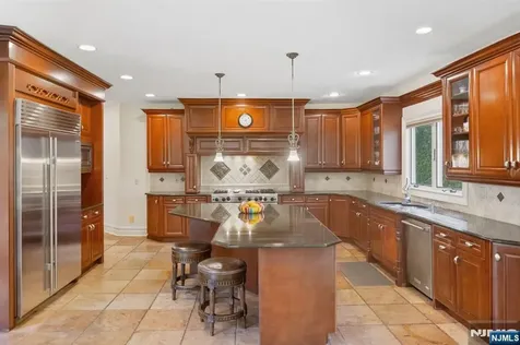 71 Roberts Road Englewood Cliffs NJ 07632