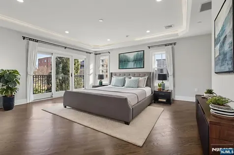 24 Marquis Court Edgewater NJ 07020