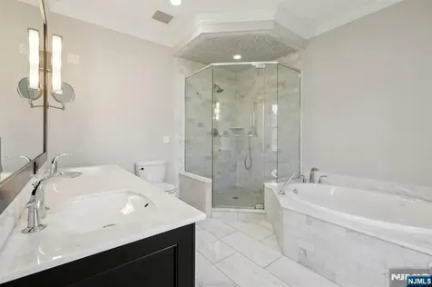 24 Marquis Court Edgewater NJ 07020