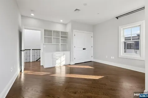 24 Marquis Court Edgewater NJ 07020