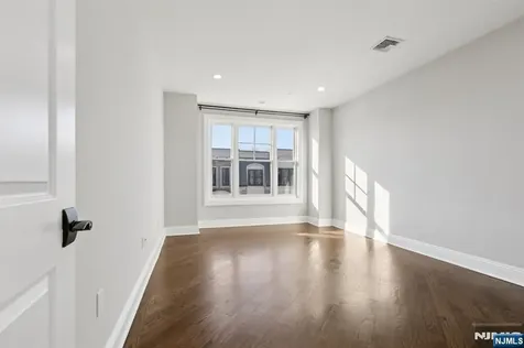 24 Marquis Court Edgewater NJ 07020