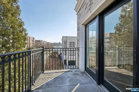 24 Marquis Court Edgewater NJ 07020
