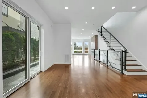 720 Undercliff Avenue Edgewater NJ 07020