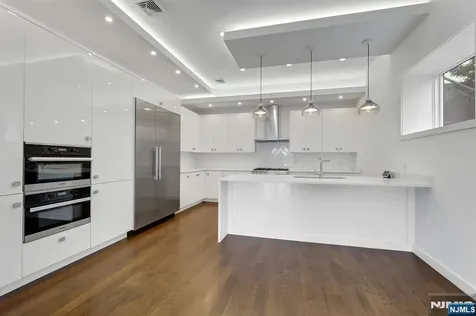 720 Undercliff Avenue Edgewater NJ 07020