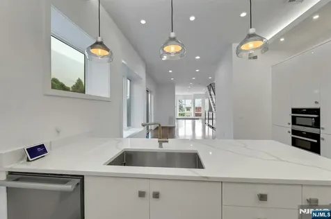 720 Undercliff Avenue Edgewater NJ 07020