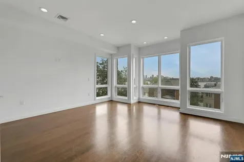 720 Undercliff Avenue Edgewater NJ 07020