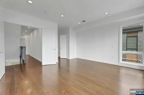 720 Undercliff Avenue Edgewater NJ 07020