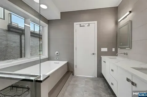 720 Undercliff Avenue Edgewater NJ 07020