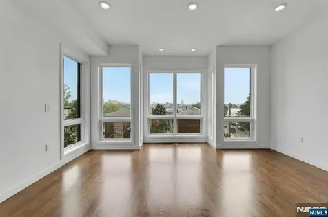 720 Undercliff Avenue Edgewater NJ 07020