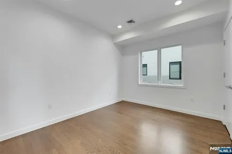 720 Undercliff Avenue Edgewater NJ 07020