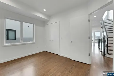 720 Undercliff Avenue Edgewater NJ 07020