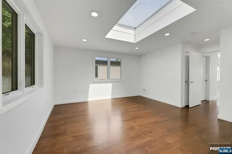 720 Undercliff Avenue Edgewater NJ 07020