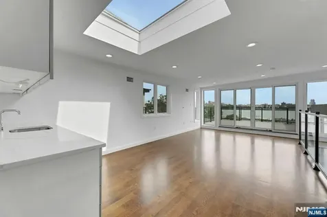 720 Undercliff Avenue Edgewater NJ 07020
