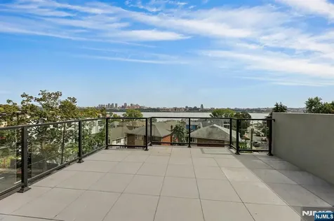 720 Undercliff Avenue Edgewater NJ 07020