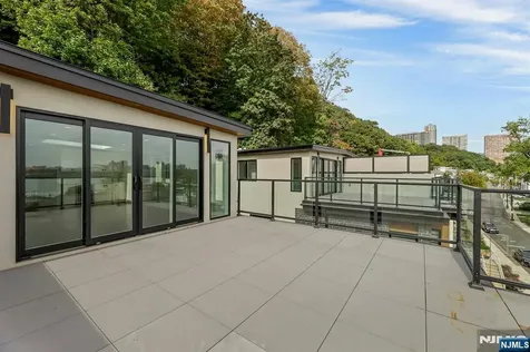 720 Undercliff Avenue Edgewater NJ 07020
