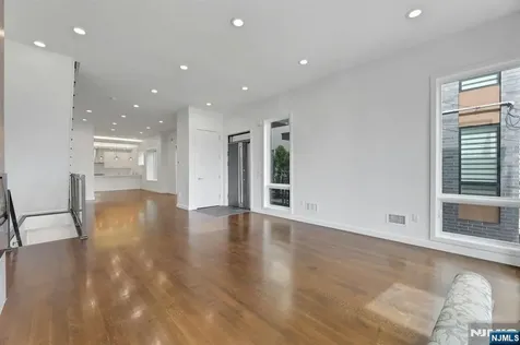 720 Undercliff Avenue Edgewater NJ 07020